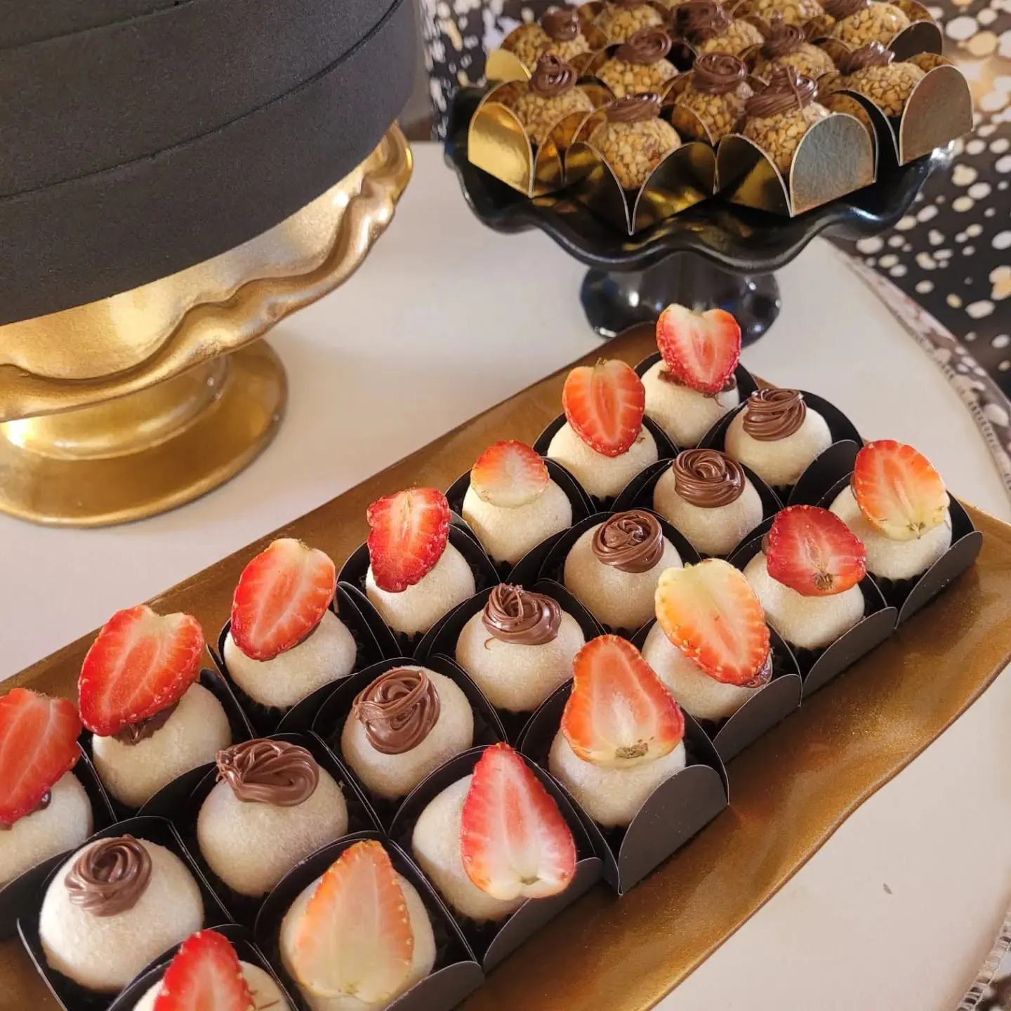 Doces gourmet com morango e acabamento delicado